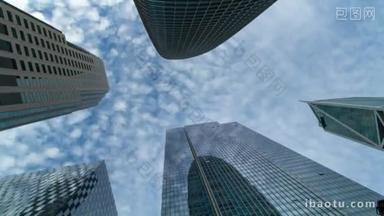 仰望天空阴云密布的城市金融区摩天大楼
